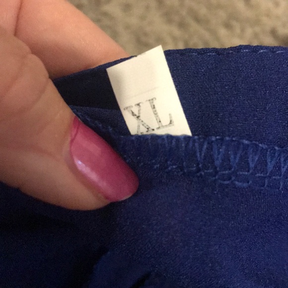 V-neck button Pocket shirt - Picture 2 of 2